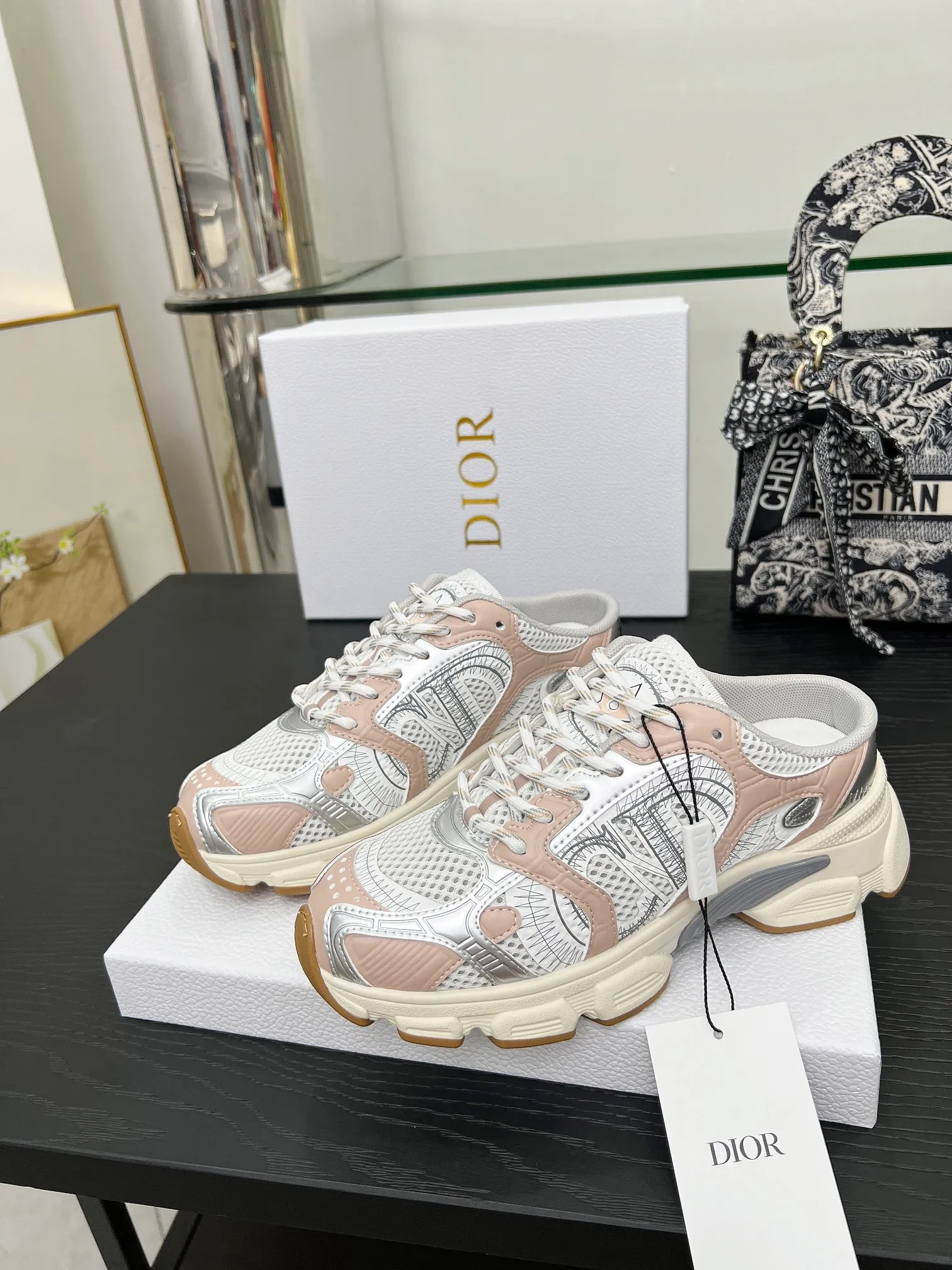 p560🐮🐮This Dior Chrono sports half slipper reinterprets running shoes with Dior's haute couture style. Gray mesh fabric is paired with tonal suede calfskin panels, the CD logo on the side, the star patch on the tongue and the Dior logo on the heel, all in classic fine detail. Featuring two-tone laces and a lightweight sole with star graphics, they can be worn year-round. Size: Women’s size 35-41 (35/42 can be customized) Men’s size 40-46 (men’s version is being printed) Color: 12 colors available